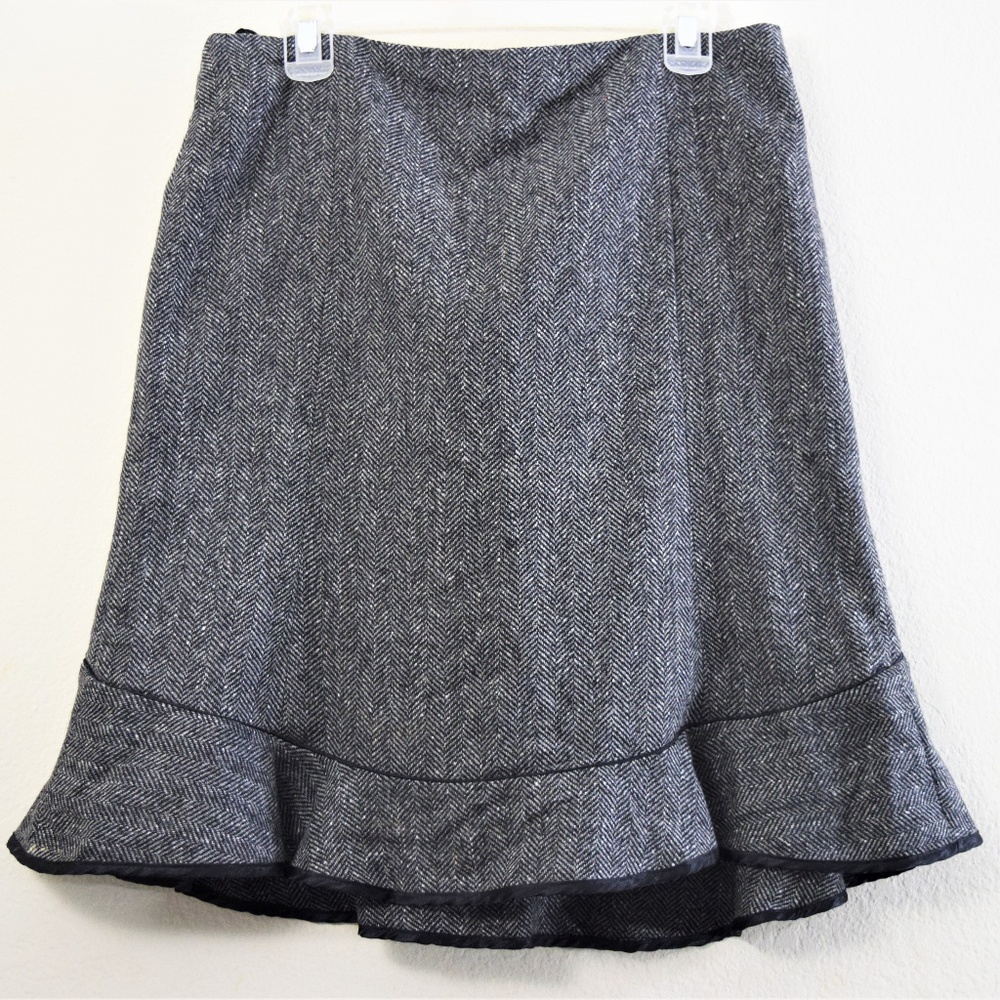 Gap Skirt with black trimming Size 8